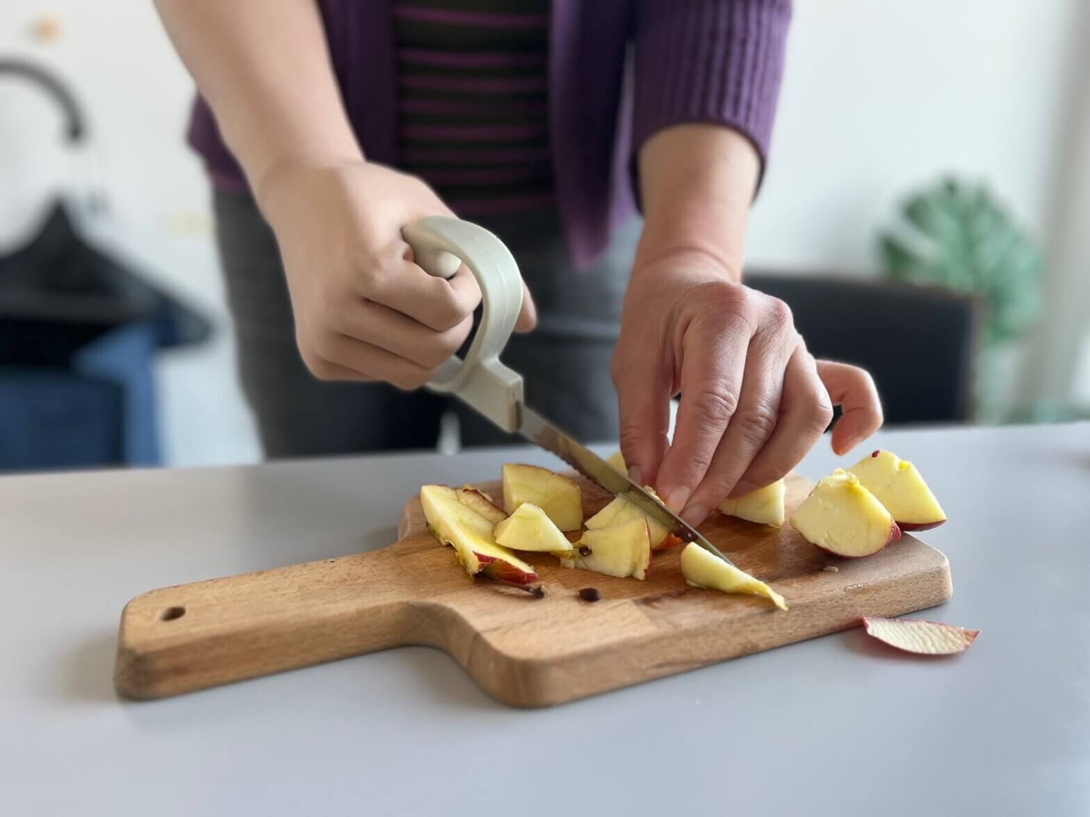Prothesenhand schneidet Apfel