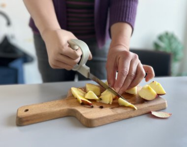 Prothesenhand schneidet Apfel
